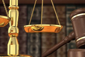 Livros e martelo judicial